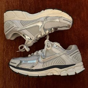 Nike WMNS Zoom Vomero 5 Photon Dust/Chrome/Gridiron/ Sail